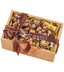 коробочка с орехами, шоколадом и медом